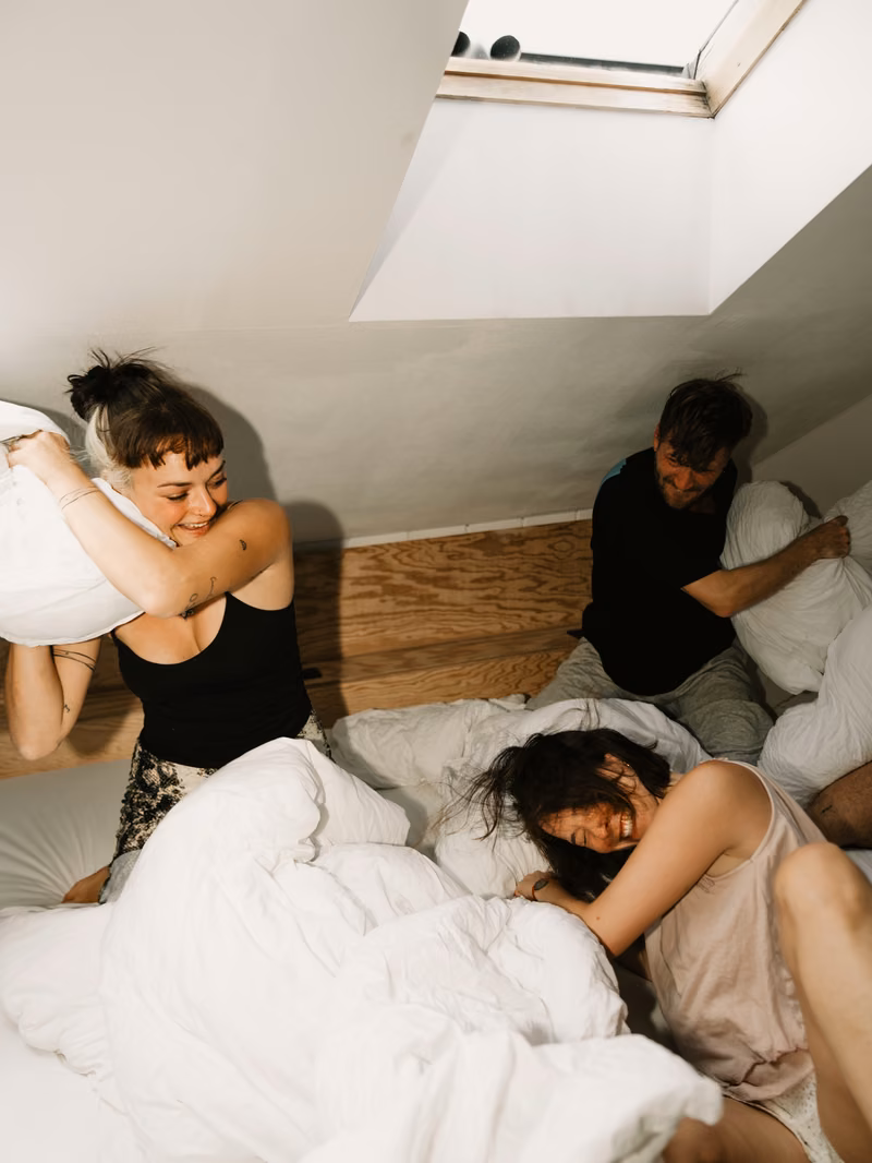 Bringing the whole gang on an adventure? 🤠 Pick our room for 4 in the heart of Innsbruck 📍Montagu 