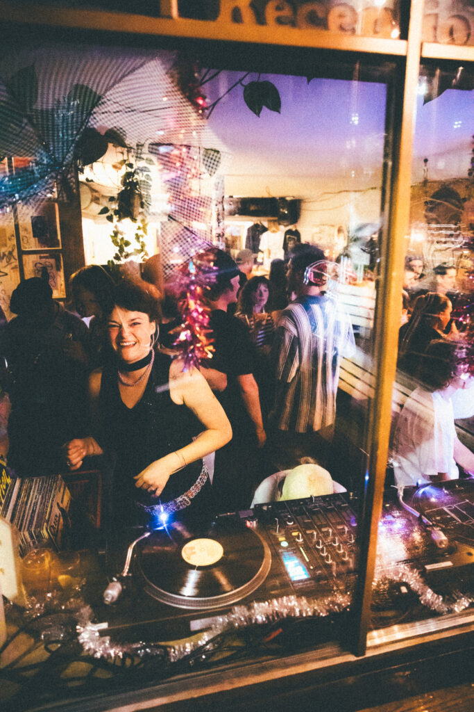 Montagu Bed And Beers Dj Bar Party Innsbruck Hostel